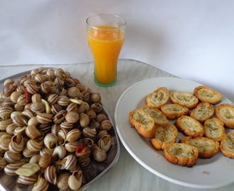 Caracóis riscados à portuguesa com pão de alho com orégãos e sumo natural de laranja