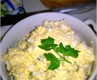 Jajeczna pasta kanapkowa (na serkach topionych) z ogĂłrkiem i rzodkiewkÄ