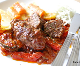 Köttfärsrullader med timjan och tomatsås med grönsaker