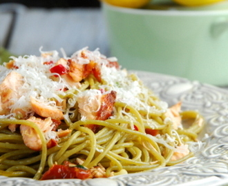 Szpinakowe spaghetti z łososiem, chilli i suszonymi pomidorami
