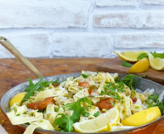 Bandnudeln mit Zitronen-Pistazien Sauce, räucher Garnelen und gegrilltem grünen Spargel Salat