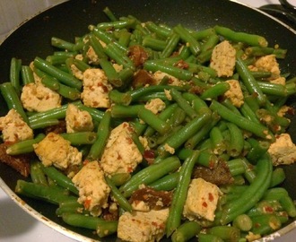 Zelené chilli fazolky s tofu