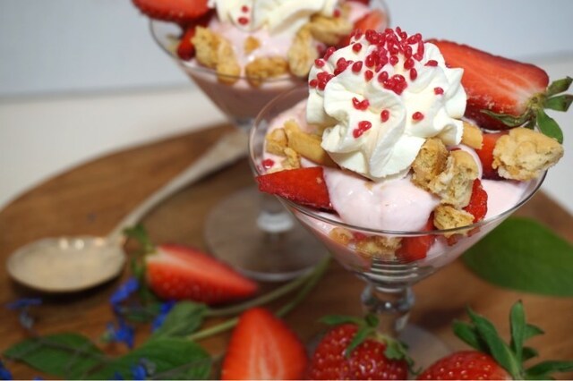 Jordgubbs yoghurt dessert i glas - Victorias provkök