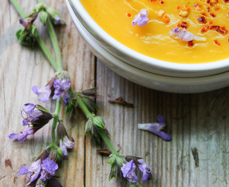Krémová polévka z dýně a tuřínu, se šalvějovými květy (paleo, whole30)