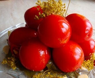 Рецепт заготовки пряных маринованных помидоров