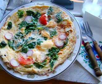 Śniadaniowy omlet ze szpinakiem
