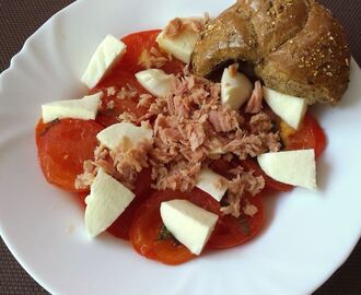 Salát s pečenými rajčaty, tuňákem a mozzarellou