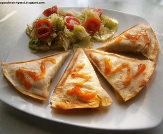 Mini quesadillas czyli tortilla z... tostera :) - z pysznym farszem pieczarkowo-porowym z kurczakiem i serem żółtym.