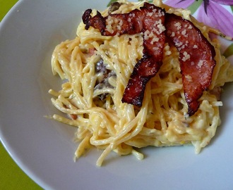 Spaghetti "carbonara" z serkiem topionym