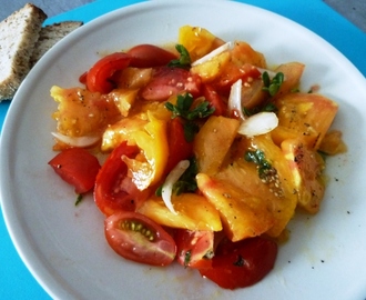 Assiette  toute en saveur avec tomates (ananas...), pourpier, menthe et oignon doux de Lézignan