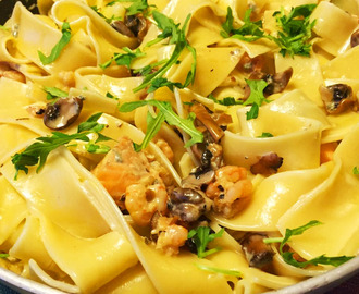 Gräddig pasta med lax, räkor, färska champinjoner och ädelostsås