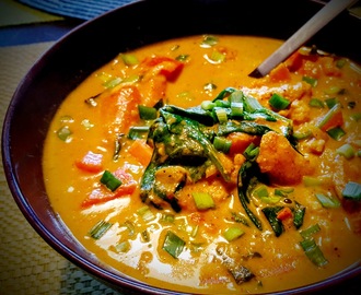 Curry z kurczakiem, batatami i młodymi liśćmi szpinaku