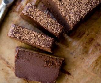 GOTOV ZA SAMO 5 MINUTA: Čokoladni kolač bez brašna i bez pečenja