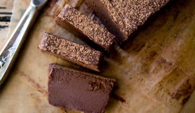 GOTOV ZA SAMO 5 MINUTA: Čokoladni kolač bez brašna i bez pečenja