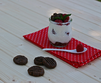 Koka sušenky a malinový pohár
