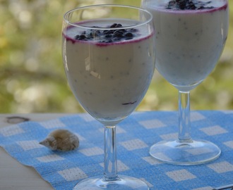 Lekki deser jogurtowy z owocami leśnymi