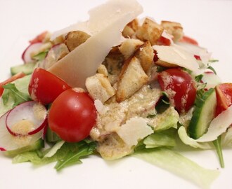 Caesar Salad mit Römersalat, Croutons und Parmesan
