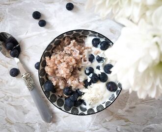 Buchweizen-Porridge. Perfekt zum Vorbereiten und der perfekte Start in den Tag