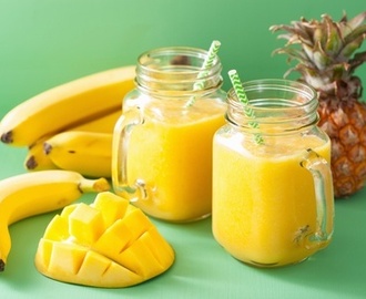 Sommerfrischer Smoothie mit Banane, Mango und Ananas