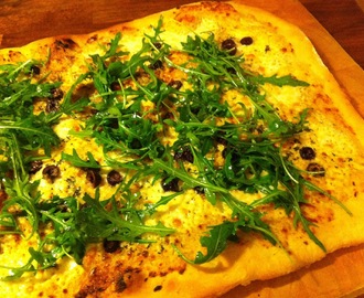 Vit pizza med kronärtskocka och oliver