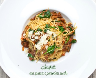 Špagety se špenátem a sušenými rajčaty