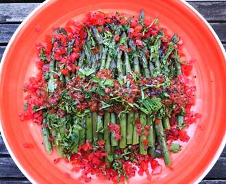 Grüner Spargel als Salat nach einem asiatischen Rezept, aber nicht irgendeinem sondern ….