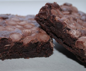 Leilas brownies med ljusa chokladpluppar