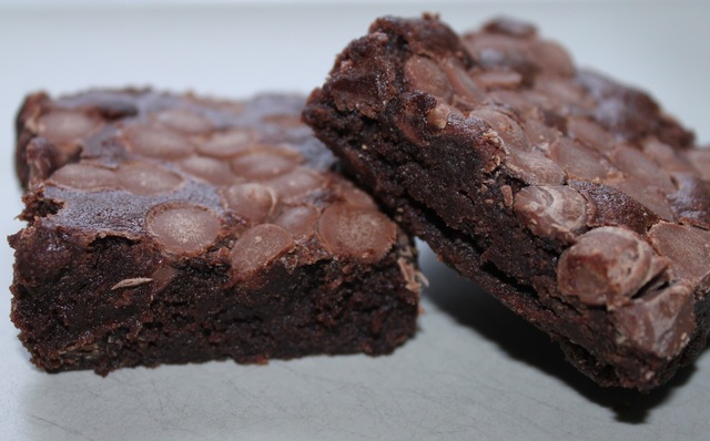 Leilas brownies med ljusa chokladpluppar