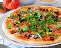 Knusprige Pizza Puttanesca vegan