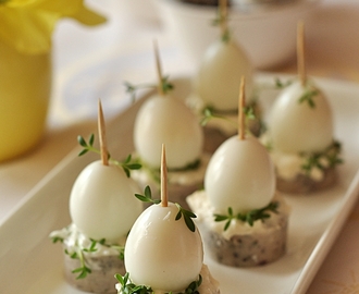 Wielkanocne koreczki z jajek przepiórczych i białej kiełbasy