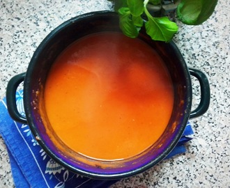 Cibulovo-rajčatová polévka se zázvorem