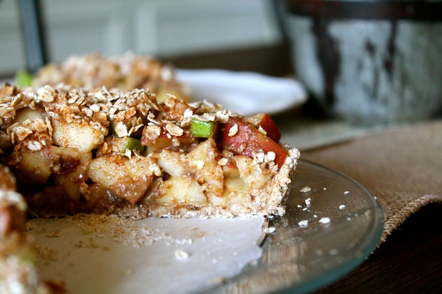 RAW Caramel Apple Pie with an Oatmeal Cinnamon Topping