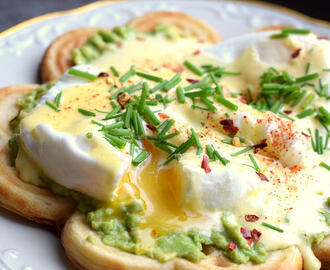 Recept: avokado eggs Benedict på våfflor