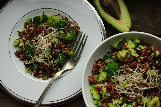 Brokolicový salát s červenou rýží a avokádovým dresinkem