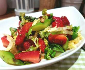 Spargel Erdbeer Salat mit karamelisiertem Balsamico Dressing - ein fruchtiger Spargel Erdbeer Salat einfach zubereitet