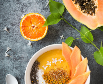 Smoothie Bowl mit Papaya, Orange, Mango und Blütenpollen