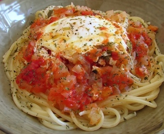 Esparguete com ovos escalfados em molho de tomate | Food From Portugal