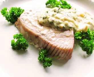 Stek z tuńczyka pieczony, podany z sosem musztardowym na winie z frytkami