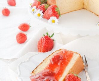 Kondensmilchkuchen mit Erdbeer-Rhabarber-Kompott