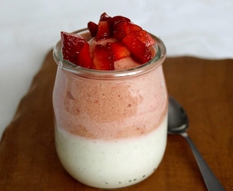 Delikatny deser z pianką truskawkową i jogurtem - idealny na lato!
