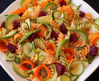 Ensalada de hélices con verduras y mayonesa