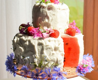 Tort arbuzowy z kremem kokosowym i jadalnymi kwiatami