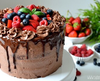 Tort czekoladowy owoce leśne