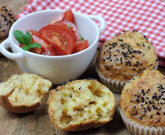 Sýrové muffiny s rajčatovým salátem