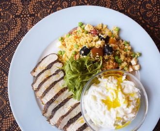 Řecké kuře s celozrnným kuskusem, olivami a grilovanou zeleninou + tzatziky