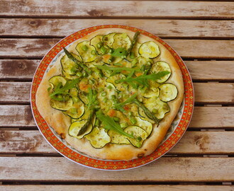 Grüne Focaccia mit Zucchini und Spargel