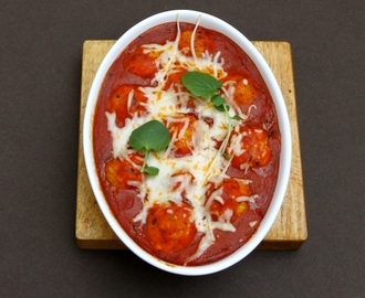 Pulpety z kaszy jaglanej zapiekane w sosie pomidorowym