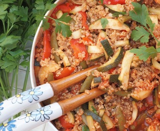 FIT danie - Quinoa z warzywami. Czy komosa ryżowa może zastąpić mięso?