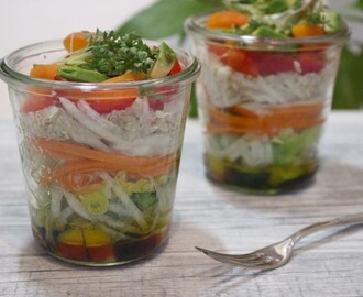 Sommerlicher Quinoa Salat mit Aprikose und Avocado im Glas [Rezept]