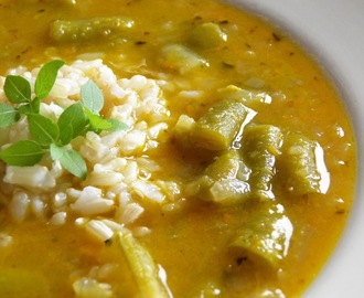 Złota zupa (z cebulą, soczewicą, brązowym ryżem i fasolką szparagową)